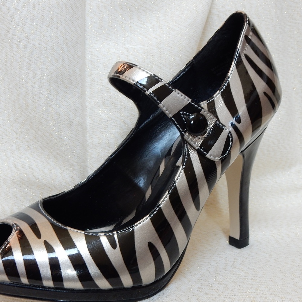 Steve Madden Zebra Stripe P-Hot Size 6 Never Worn